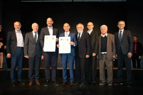 Selski in škofjeloški župani na svečanosti v Selah: od leve Miha Ješe, Engelbert Wassner, Tine Radinja, Heribert Kulmesch, Peter Hawlina, Igor Draksler in Matjaž Čepin ter slovenski generalni konzul v Celovcu dr. Anton Novak. / Foto: Nadja Volavšek – Kurasch (novice Celovec).