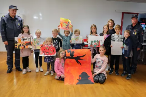 likovni natečaj gozdni požari - gasilci junaki podelitev gasilci šole vrtci v prostorih GARS KR / Foto: Tina Dokl