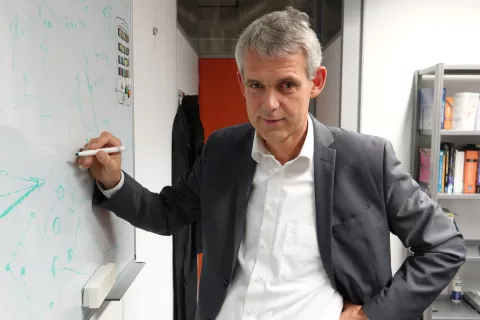 Heino Falcke (1960) je v Kölnu rojeni astrofizik, deluje na univerzi Radboud v nizozemskem mestu Nijmegen in je sodelavec projekta EHT. / Foto: Wikipedija