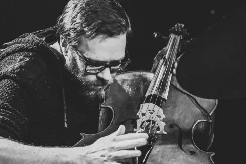 Kristijan Krajnčan, Drumming Cellist. / Foto: Nika Hölcl Praper
