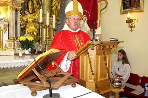 Obnovitvena dela je blagoslovil Stiški opat Maksimilijan / Foto: Janez Kuhar
