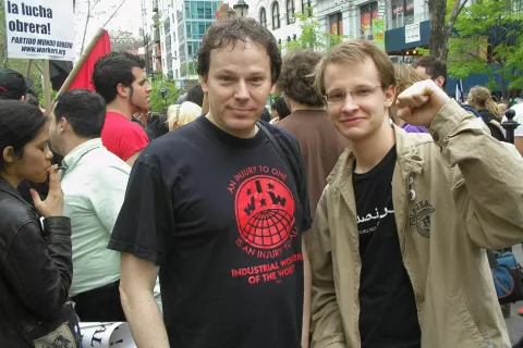 Antropolog David Graeber (na levi, 1961-2020) in Brian Kelly na protestnem zborovanju v podporo imigrantom, v New Yorku, 1. maja 2007. / Foto: Wikipedija