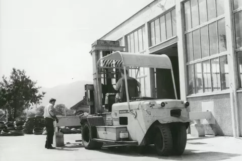 Kar pet-tonski viličar, ki so ga uporabljali za prevažanje težkih verig. / Foto: Arhiv Mro