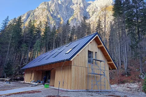 PD Dovje-Mojstrana je poru&scaron;ilo dotrajano depandanso Aljaževega doma v Vratih, na istem mestu gradijo sodoben objekt, prilagojen energetskim zahtevam, ki ga bodo namenu predali prihodnje leto. Za investicijo so pridobili tristo tisoč evrov sofinanciranih sredstev. / Foto: Janko Rabič