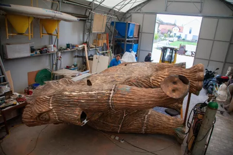 Mamut v delavnici dobiva končno podobo. / Foto: Ale&scaron; Senožetnik