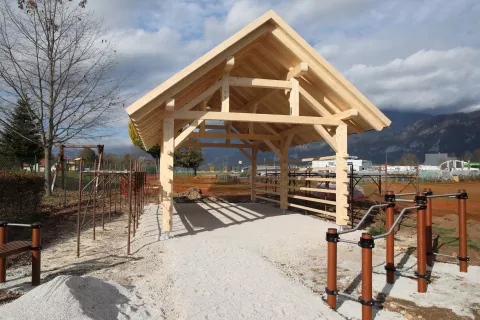 Kozolec že stoji na zemlji&scaron;ču nasproti le&scaron;kega vrtca. Dokončan in opremljen bo do konca meseca. / Foto: Gorazd Kavčič